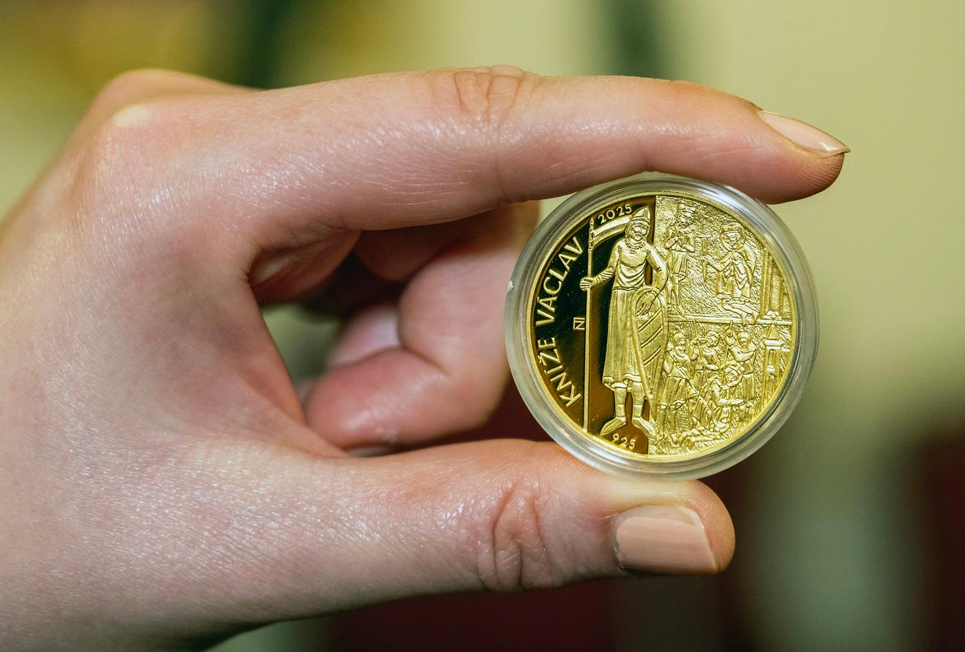 Prezentace zlaté mince České národní banky v nominální hodnotě 10.000 Kč a o váze jedné trojské unce k výročí 1100 let od začátku vlády knížete Václava. Prezentace zlaté mince České národní banky v nominální hodnotě 10.000 Kč a o váze jedné trojské unce k výročí 1100 let od začátku vlády knížete Václava.