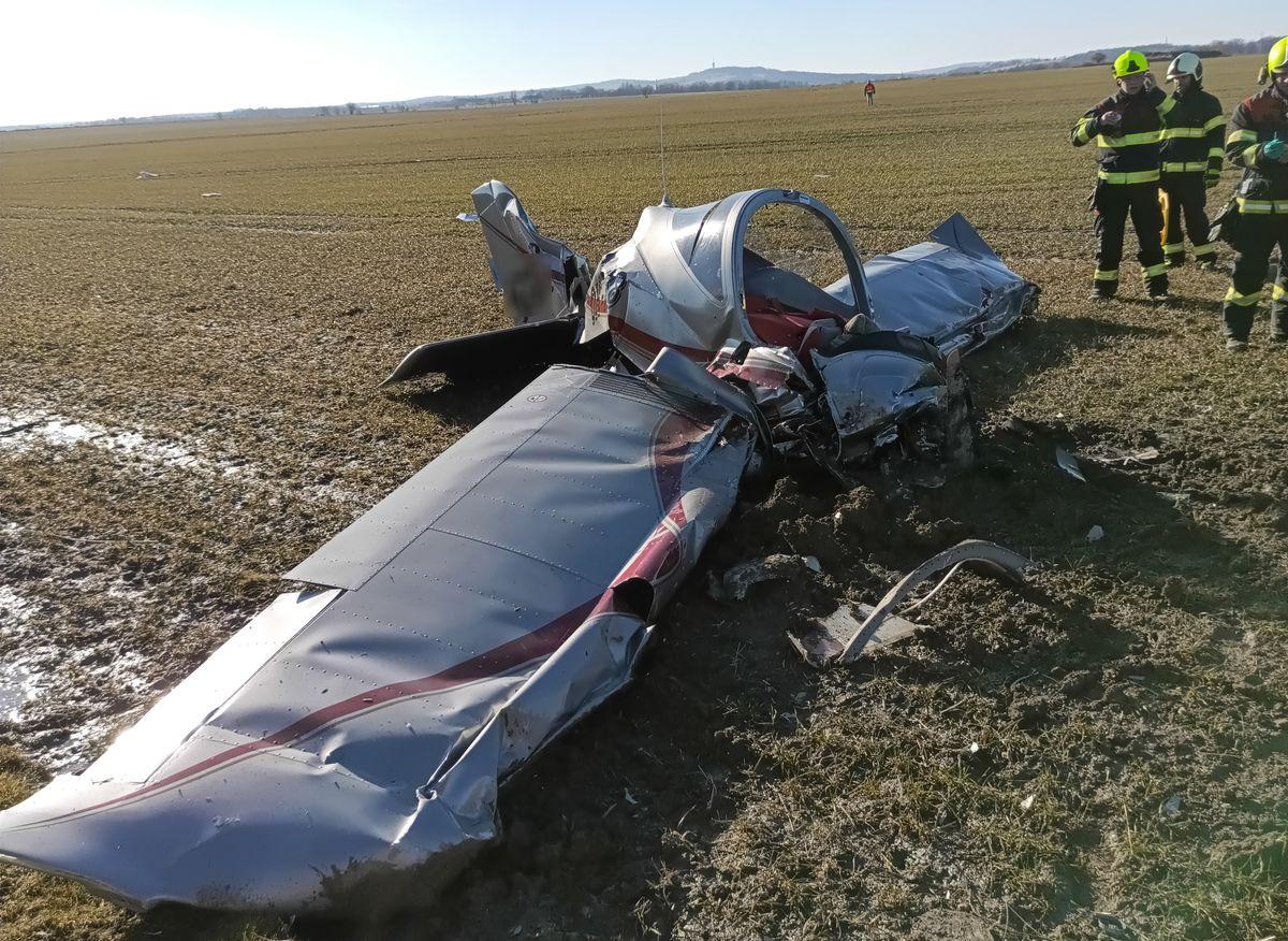 Hasiči zasahovali 2. března 2025 v Dřenicích u Chebu, kde se zřítilo ultralehké letadlo. Pilot na místě svým zraněním podlehl.