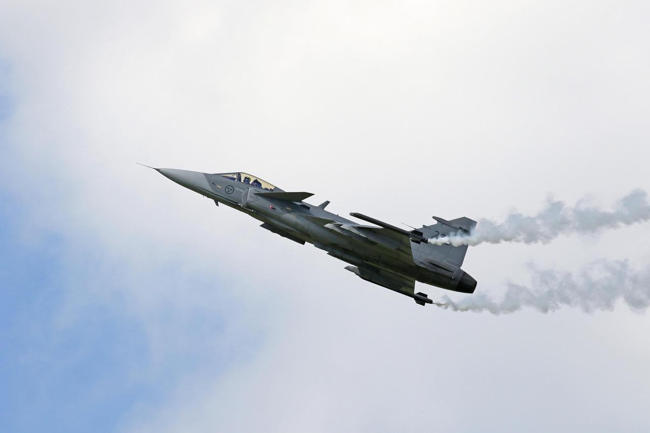 Saab JAS-39 Gripen při letecké ukázce. 