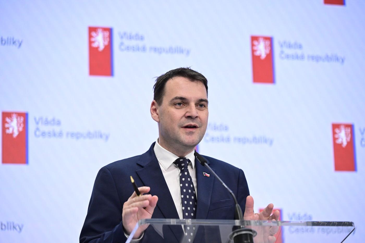 Ministr zahraničí Petr Macinka (Motoristé) na tiskové konferenci po zasedání vlády.