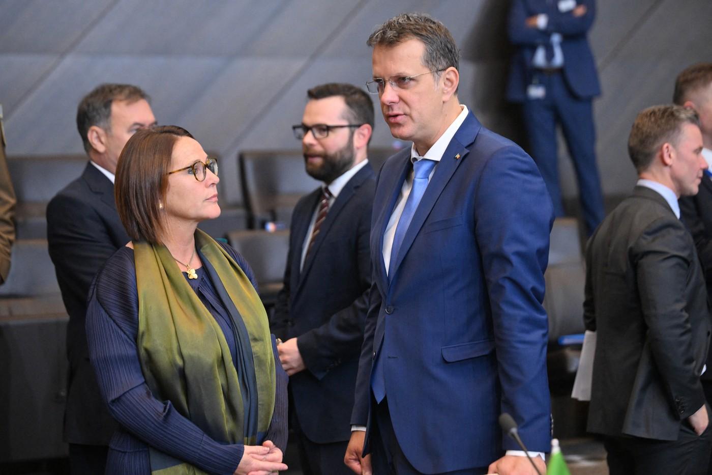 Bývalý rumunský ministr obrany Liviu-Ionut Moșteanu (vpravo).