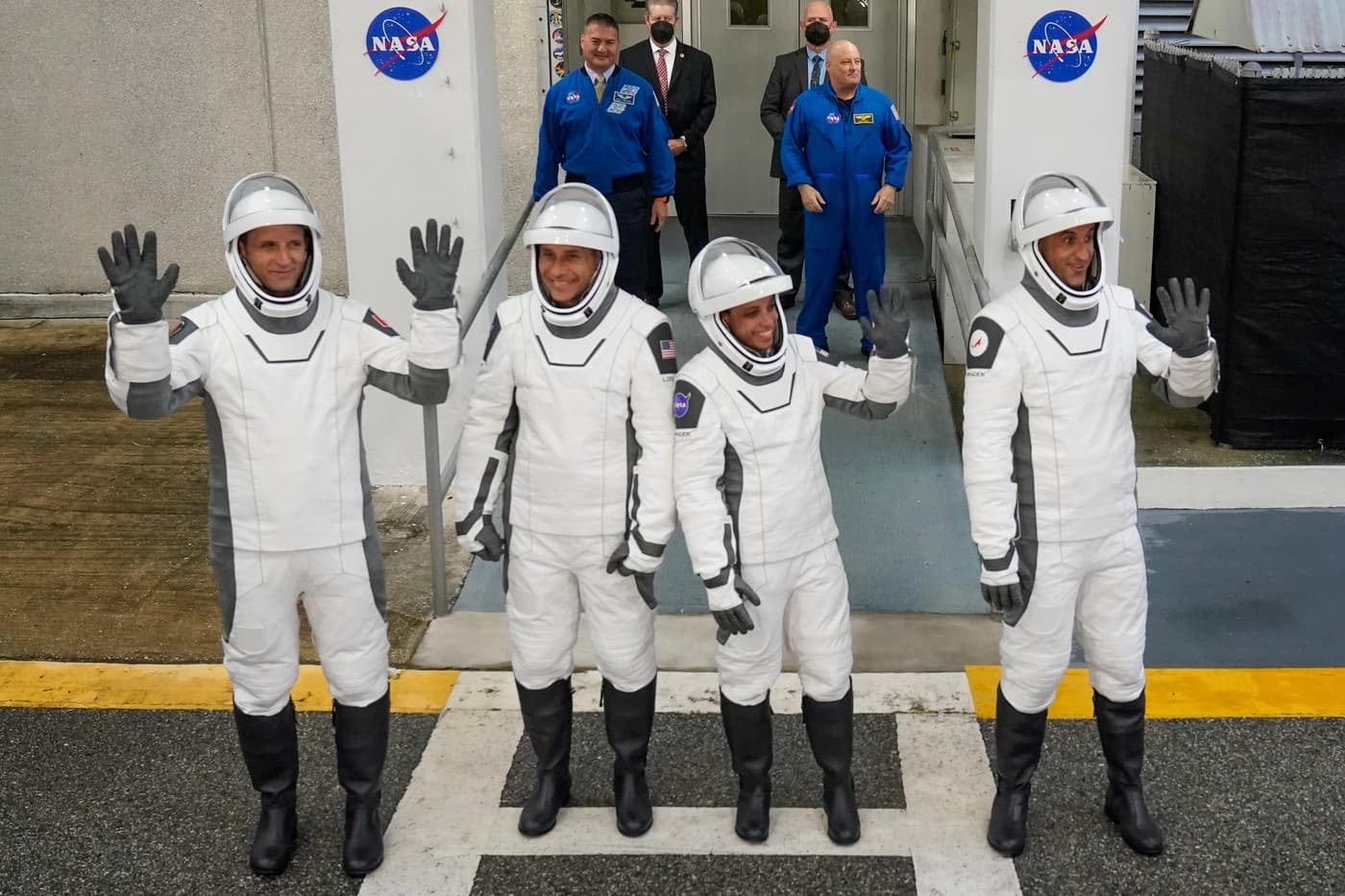 Astronauti (zleva): Joshua Kutryk z Kanady, pilot Luke Delaney, velitelka Jessica Watkins a kosmonaut Sergej Teterjatnikov z Ruska opouštějí budovu Operations and Checkout Building v Kennedyho vesmírném středisku Astronauti (zleva): Joshua Kutryk z Kanady, pilot Luke Delaney, velitelka Jessica Watkins a kosmonaut Sergej Teterjatnikov z Ruska opouštějí budovu Operations and Checkout Building v Kennedyho vesmírném středisku