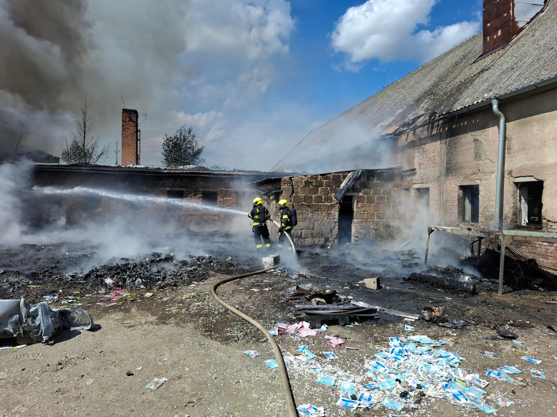 Hasiči zasahují v Přestavlkách na Olomoucku, kde zasáhl rozsáhlý požár halu s třídírnou plastu a dřevoodpadu, 2. srpna 2025. Hasiči zasahují v Přestavlkách na Olomoucku, kde zasáhl rozsáhlý požár halu s třídírnou plastu a dřevoodpadu, 2. srpna 2025.