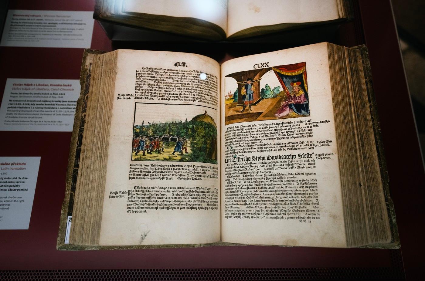 Otevření výstavy originálních rukopisů Kosmovy kroniky. Otevření výstavy originálních rukopisů Kosmovy kroniky.