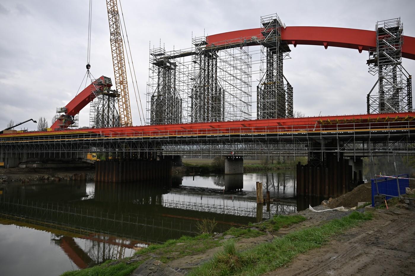 Ředitelství silnic a dálnic osadilo druhou polovinu ocelového oblouku, který se bude klenout nad budovaným dálničním mostem přes řeku Moravu. Ředitelství silnic a dálnic osadilo druhou polovinu ocelového oblouku, který se bude klenout nad budovaným dálničním mostem přes řeku Moravu.