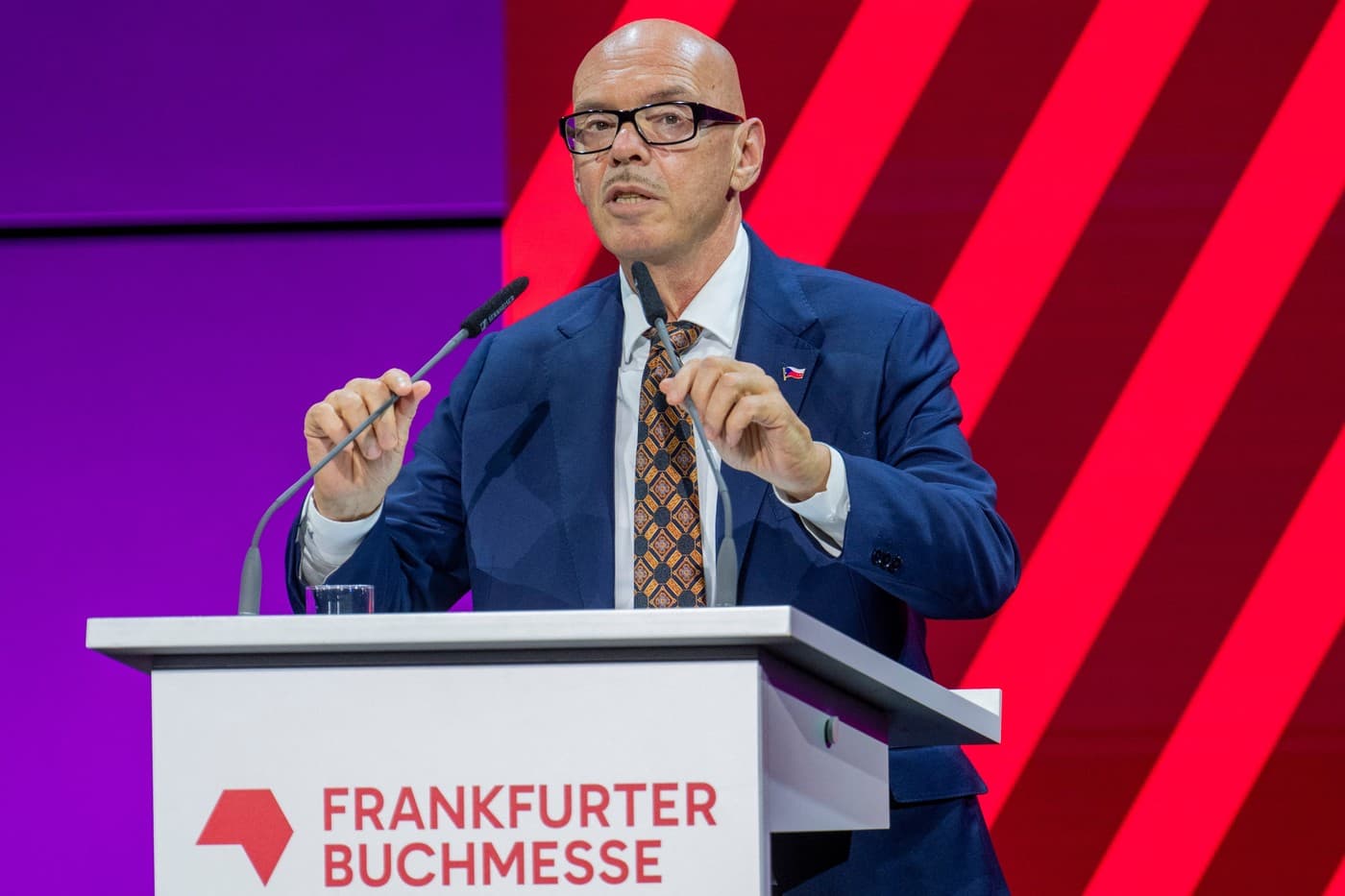 Český ministr kultury Oto Klempír promlouvá za hlasitého pískotu během slavnostního zahájení knižního veletrhu. 78. ročník frankfurtského knižního veletrhu