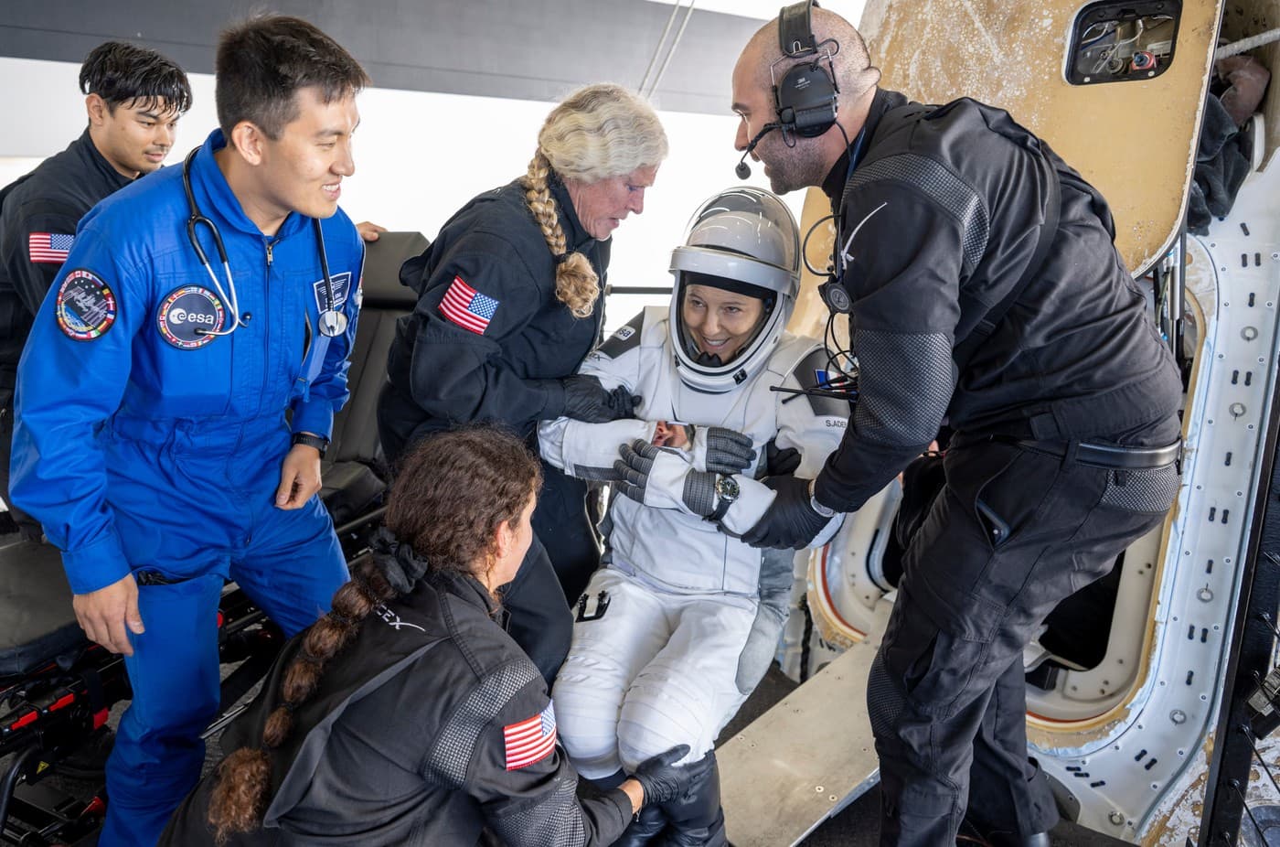 Astronautka Evropské kosmické agentury Sophie Adenotová je po přistání na hladinu Tichého oceánu u pobřeží Kalifornie vyvedena z kosmické lodi SpaceX Dragon Freedom na palubu záchranné lodi SpaceX Shannon Astronautka Evropské kosmické agentury Sophie Adenotová je po přistání na hladinu Tichého oceánu u pobřeží Kalifornie vyvedena z kosmické lodi SpaceX Dragon Freedom na palubu záchranné lodi SpaceX Shannon
