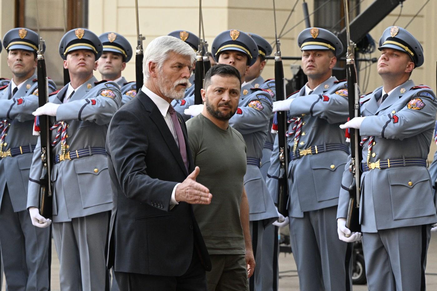 Ukrajinský prezident Volodymyr Zelenskyj a český prezident Petr Pavel (vlevo) se setkali 6. července 2023 na Pražském hradě.