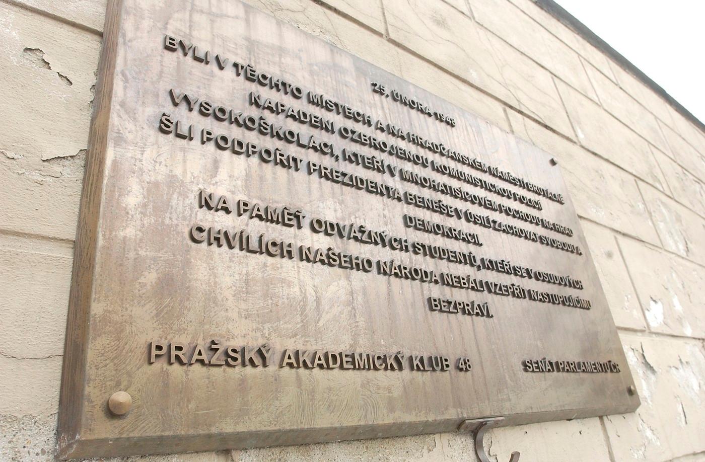 pamětní deska na pochod studentů na Pražský hrad