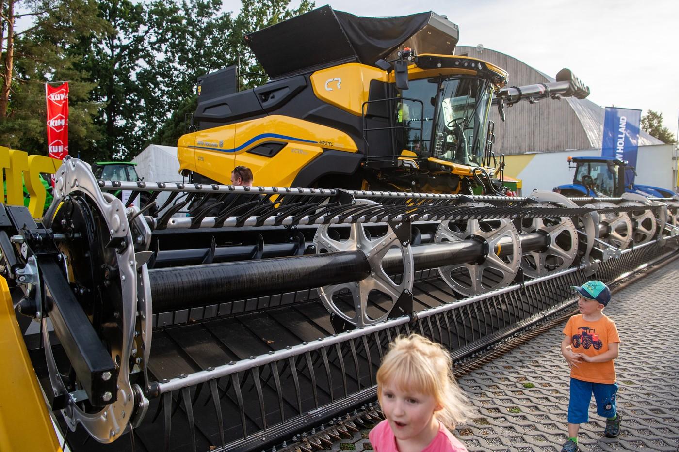 Nový kombajn CR11 firmy New Holland, který dokáže sklidit až 100 tun obilí za hodinu.  Žací lišta kombajnu může měřit až 18 metrů