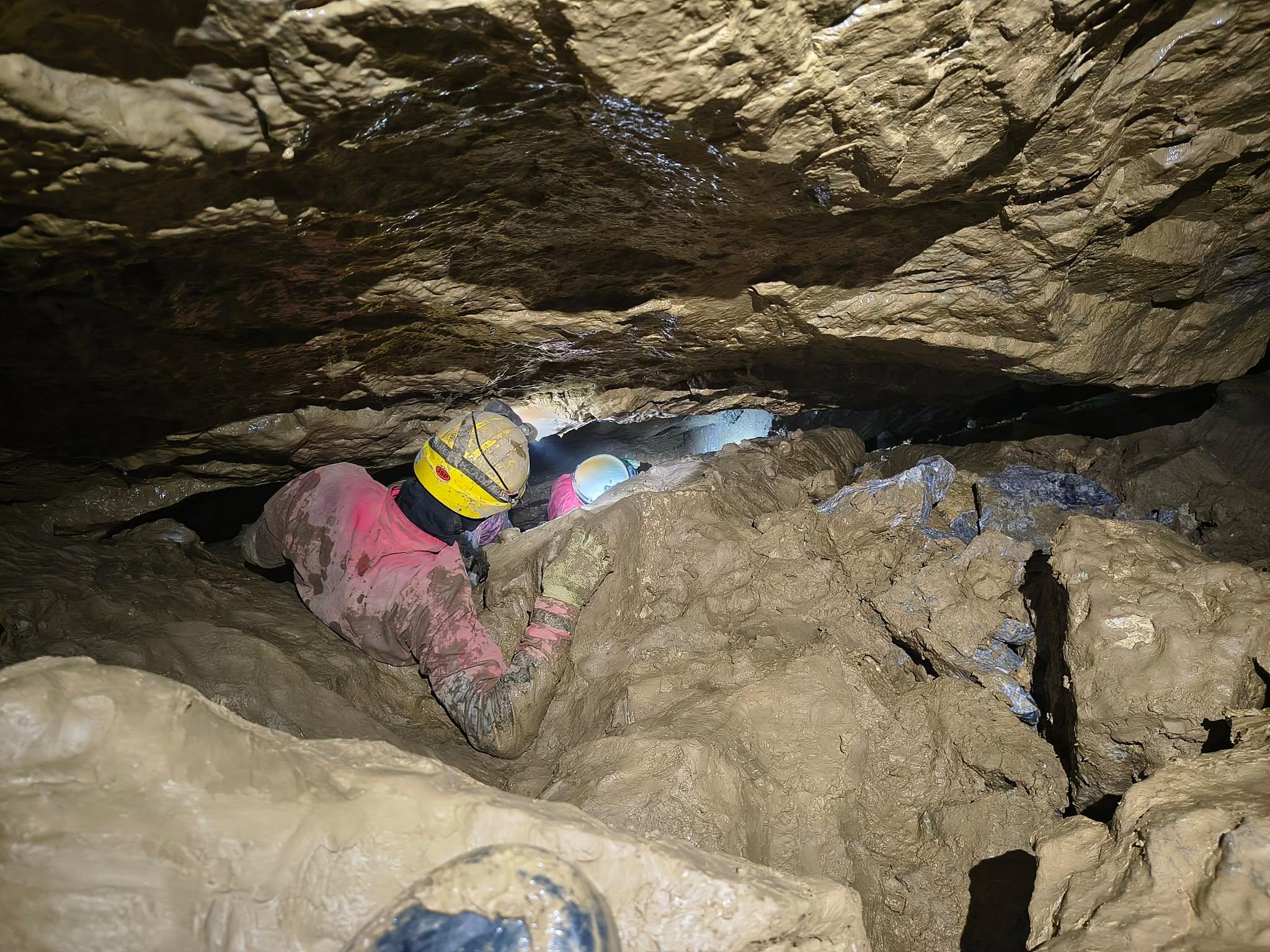 Speleologové se doslova plazili bahnem