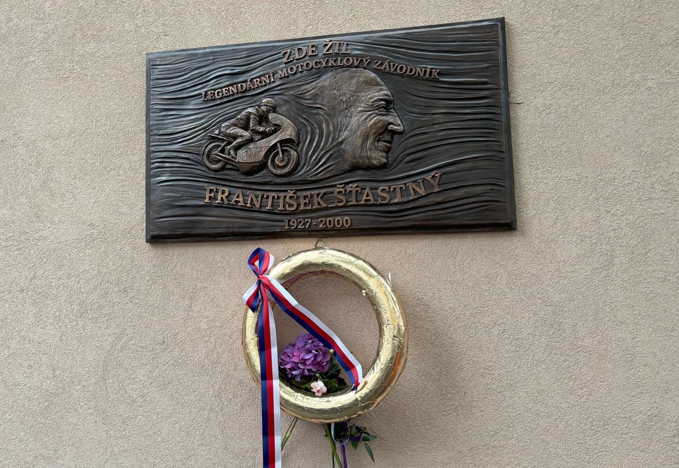 Odhalená pamětní deska motocyklového závodníka Františka Šťastného na domě v Hartigově ulici č. 127, kde nejúspěšnější Čech na dvou kolech od 60. let až do své smrti v roce 2000 bydlel, 26. května 2025, Praha.