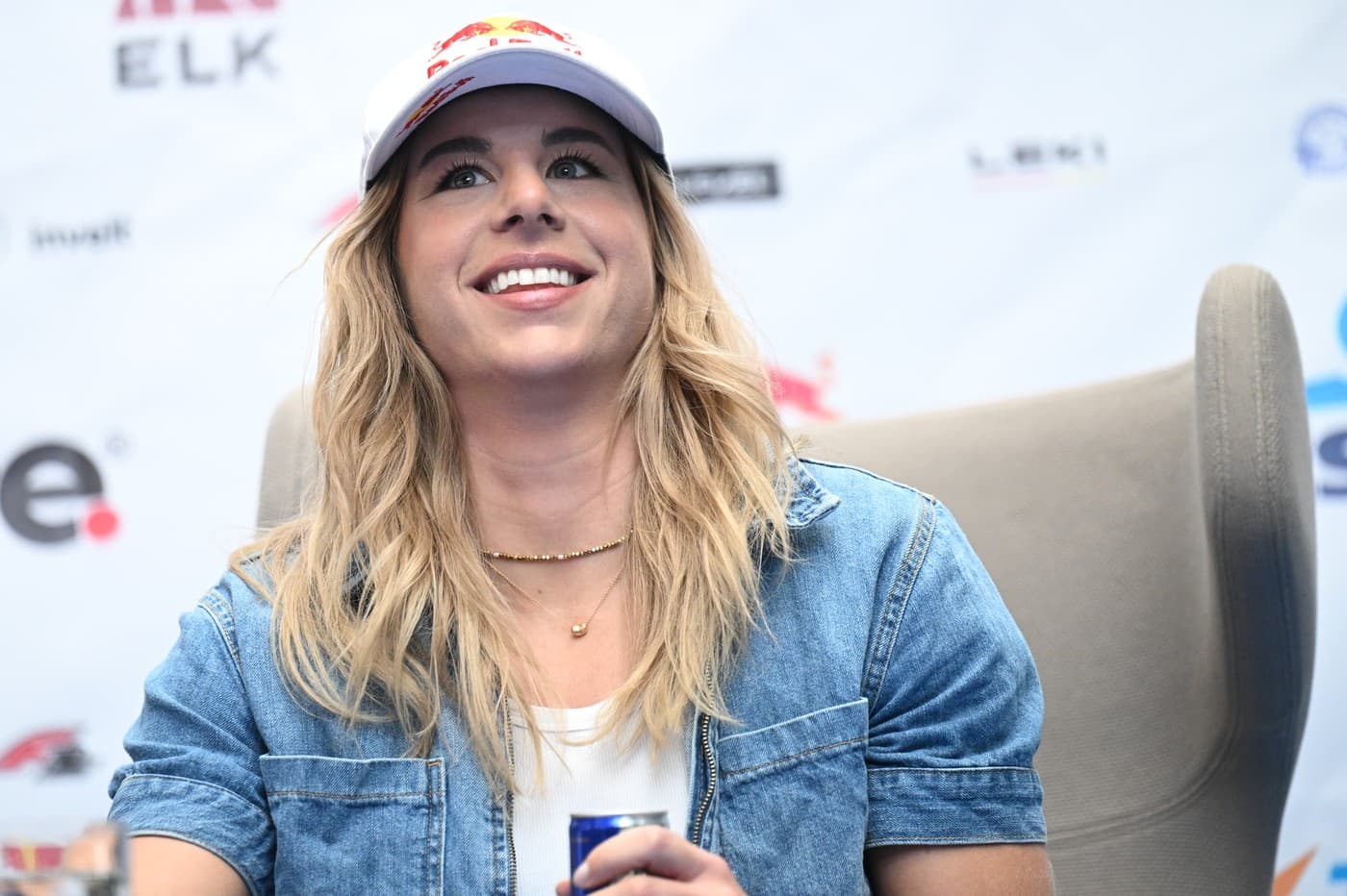  Lyžařka a snowboardistka Ester Ledecká na předsezonní tiskové konferenci 