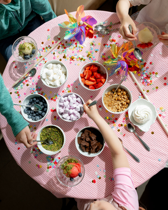 Den dětí v cukrárně Myšák, připravený stůl s posypkami na zmrzlinové poháry