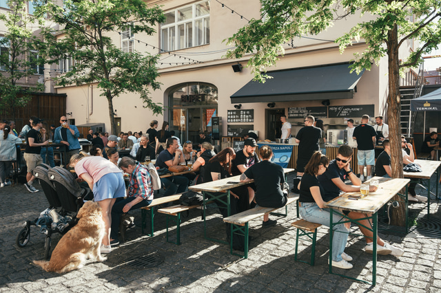 Plný dvorek lidí Bufetu v Karlíně